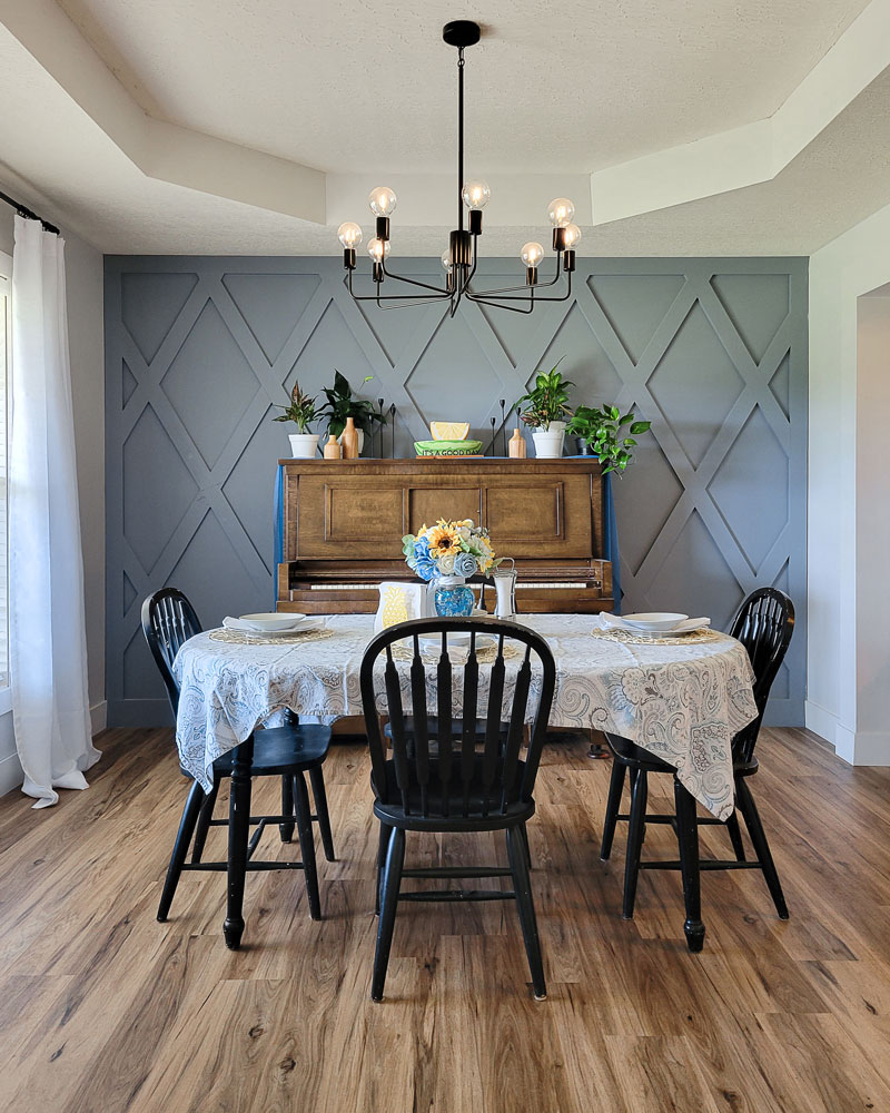 photo of accent wall in dining room