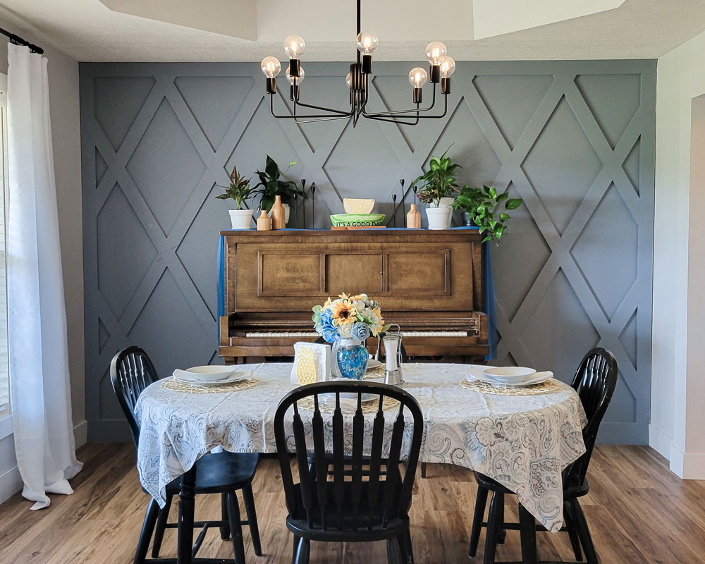 photo of accent wall in dining room